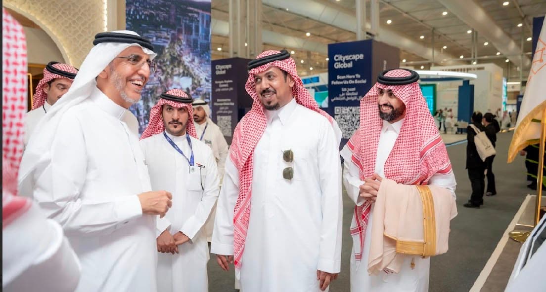 محافظ الهيئة السعودية للمواصفات والمقاييس والجودة يزور جناح وهيج العقارية في معرض سيتي سكيب 2025-image